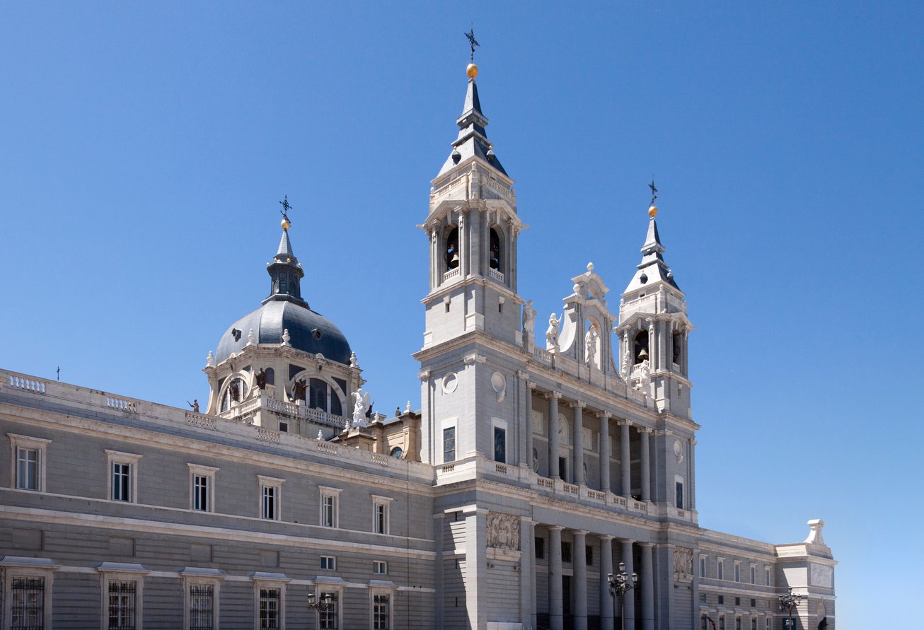 a large white building with two spires.

Madrid, Spain

Spain Trip; Travel Planner; 3Day Trip Plan; Photography