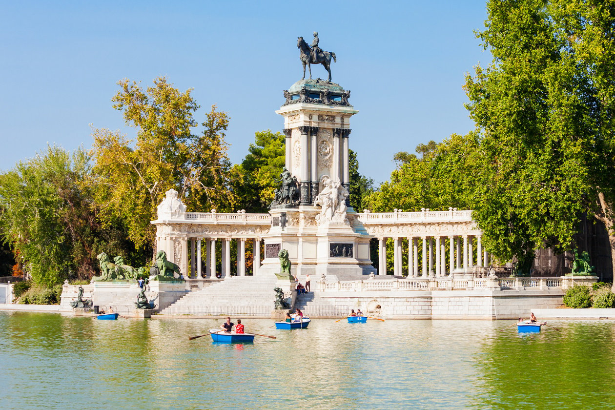 people are rowing on the water in front of a statue

Madrid, Spain

Spain Trip; Travel Planner; 3Day Trip Plan; Photography